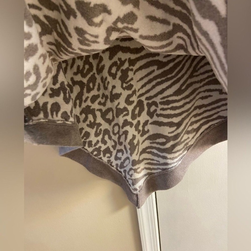 Barefoot Dreams cozy chic ultra lite Gray and White Animal Print Poncho NWT - Picture 4 of 8